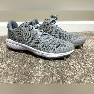 NEW Under Armor’s “Glyde 2.0 MT Fastpitch” Women’s Softball Cleats (Size 7)